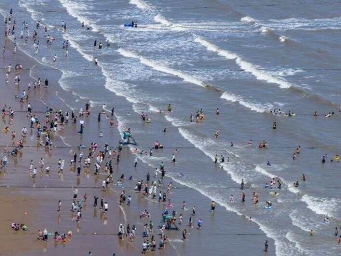 东海之滨迎来暑期“游客潮”