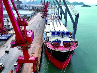 一批大件风电设备装船出口海外