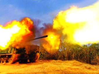 战车驰骋炮声隆 陆军某旅装甲分队实弹射击训练